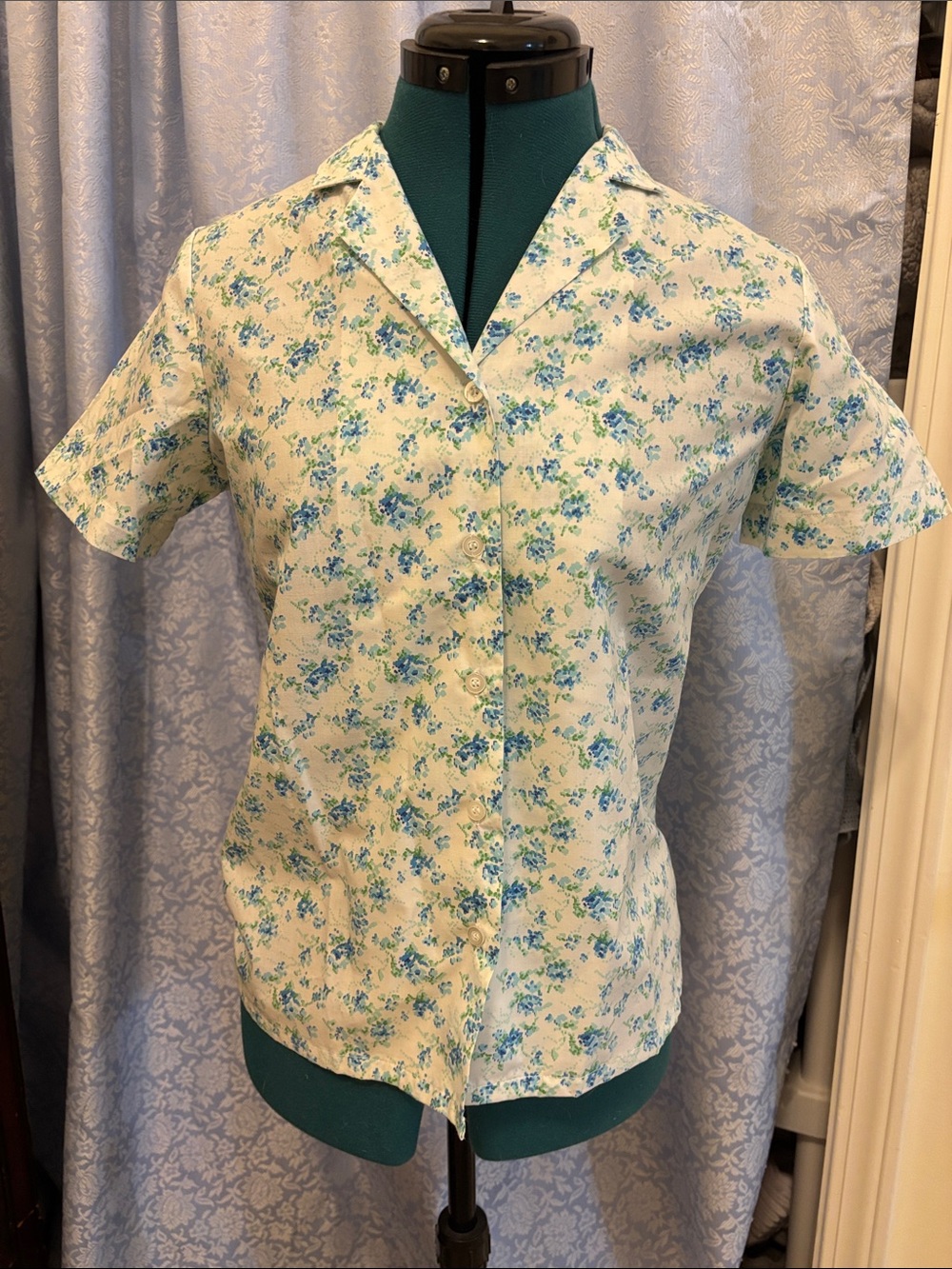 Vintage Sears Cream and Blue Floral Short-Sleeve Button-Down Shirt